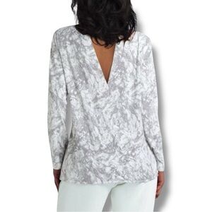 Halston Heritage White and Gray Marble Pattern Backless Long Sleeve Blouse